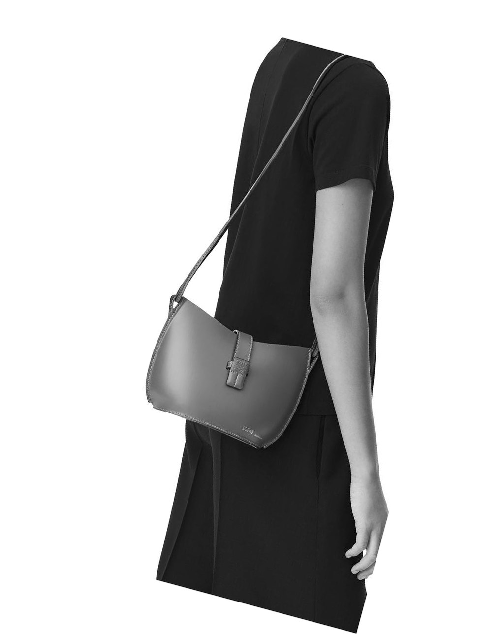 Loewe Moulded Bucket bag in calfskin Noir | 3905RZINX