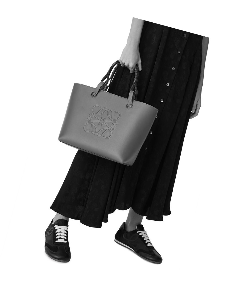 Loewe Small Anagram Tote in grained calfskin Noir | 9065RFMTJ