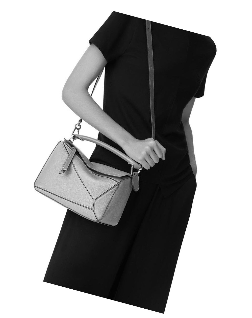 Loewe Small Puzzle bag in classic calfskin Vert Noir | 5234BVEWP