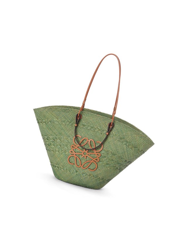 Loewe Large Anagram Basket bag in iraca palm and calfskin Vert | 8374XQDFJ