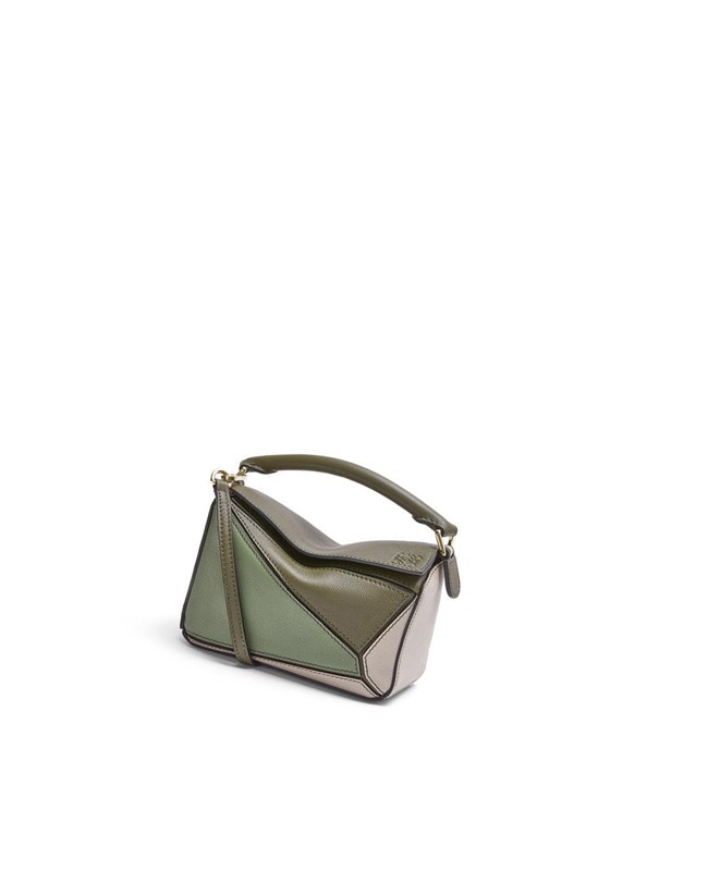 Loewe Mini Puzzle bag in classic calfskin Vert Noir | 3690WFLXZ