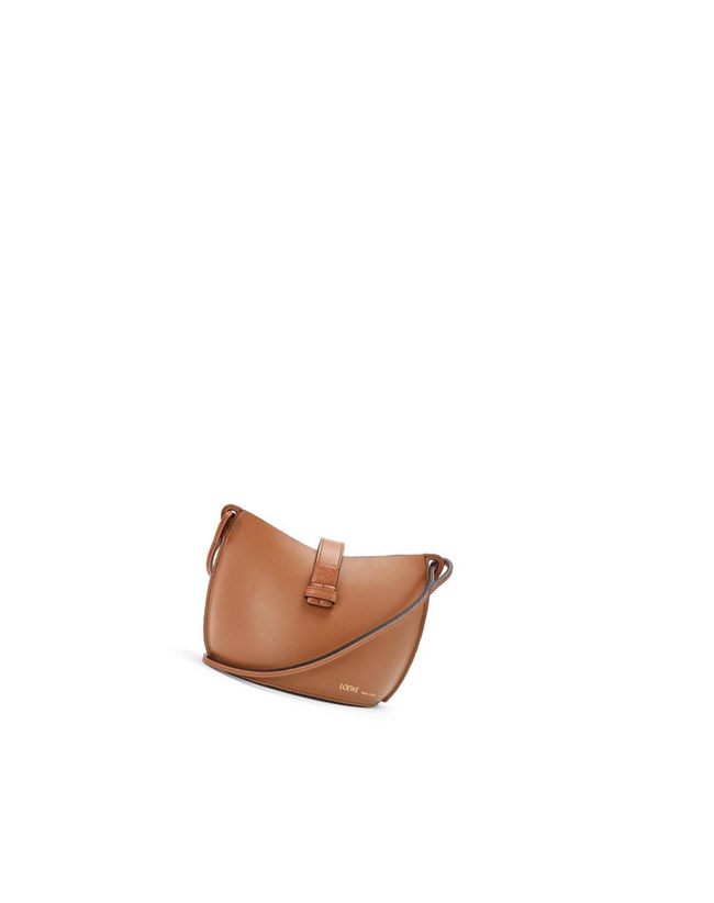 Loewe Moulded Bucket bag in calfskin Tan | 3915NJDHF